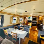 Lovely 2-Bedroom Barge Brunswick Dock Liverpool!