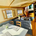 Lovely 2-Bedroom Barge Brunswick Dock Liverpool!