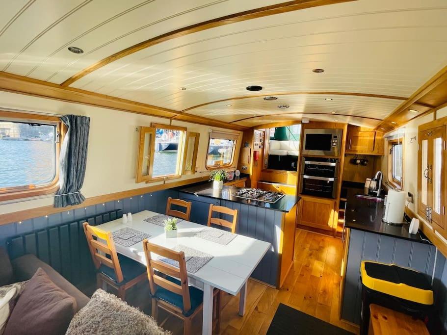 Lovely 2-bedroom Barge Brunswick Dock Liverpool! *