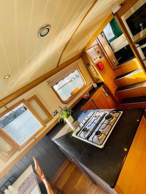 Lovely 2-bedroom Barge Brunswick Dock Liverpool! Botel Liverpool