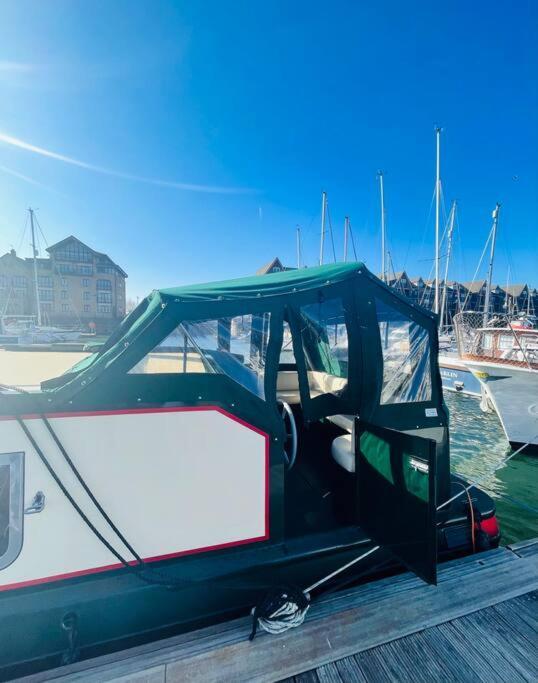 Lovely 2-bedroom Barge Brunswick Dock Liverpool! Botel Liverpool