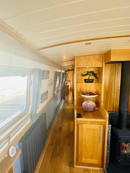 Botel Lovely 2-bedroom Barge Brunswick Dock Liverpool!