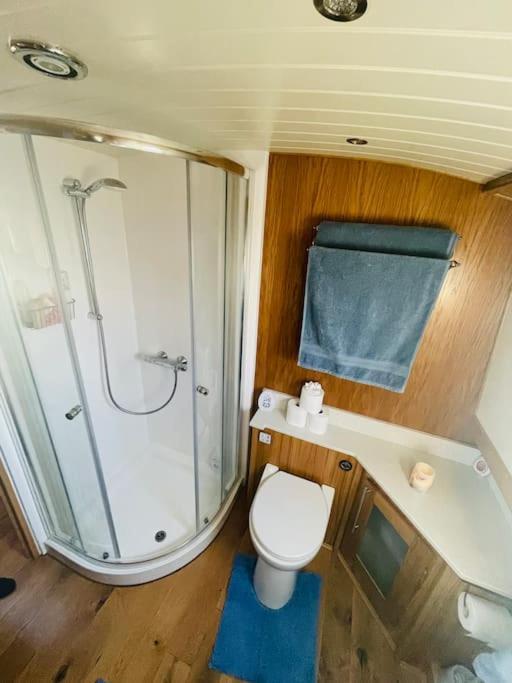 Botel Lovely 2-bedroom Barge Brunswick Dock Liverpool!