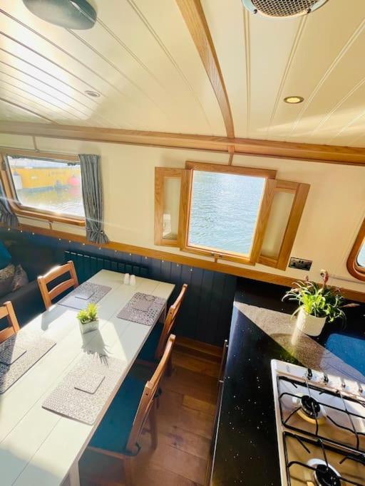 Botel Lovely 2-bedroom Barge Brunswick Dock Liverpool! Liverpool