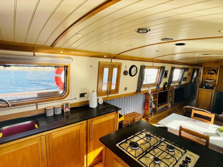 Lovely 2-bedroom Barge Brunswick Dock Liverpool! Botel Liverpool