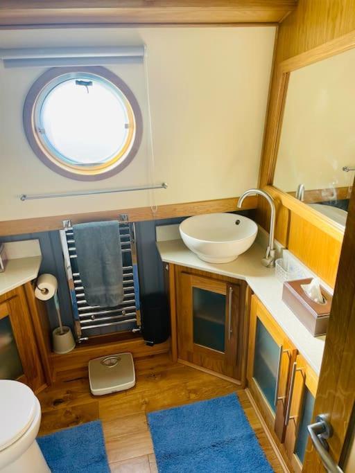 Lovely 2-bedroom Barge Brunswick Dock Liverpool! Botel Liverpool